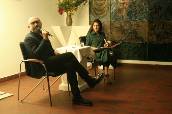 Tomasz-Stawiszynski-i-Monika-Florek-Mostowska-w-sali-Centre-du-Dialogue-2025.-Fot.-Marek-Wittbrot-scaled Tomasz-Stawiszynski-i-Monika-Florek-Mostowska-w-sali-Centre-du-Dialogue-2025.-Fot.-Marek-Wittbrot-scaled