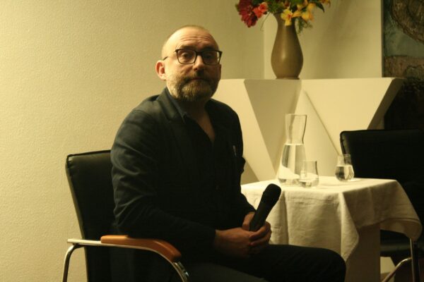 Tomasz-Stawiszynski-w-sali-Centre-du-Dialogue-2025.-Fot.-Marek-Wittbrot-scaled Tomasz-Stawiszynski-w-sali-Centre-du-Dialogue-2025.-Fot.-Marek-Wittbrot-scaled