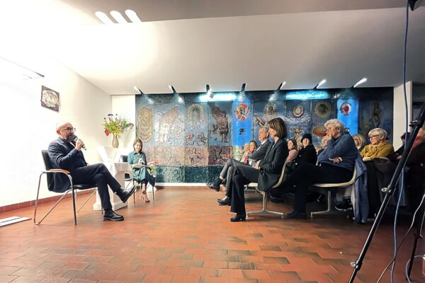 Tomasz-Stawiszynski-w-sali-Centre-du-Dialogue-2025.-Fot.A.M Tomasz-Stawiszynski-w-sali-Centre-du-Dialogue-2025.-Fot.A.M